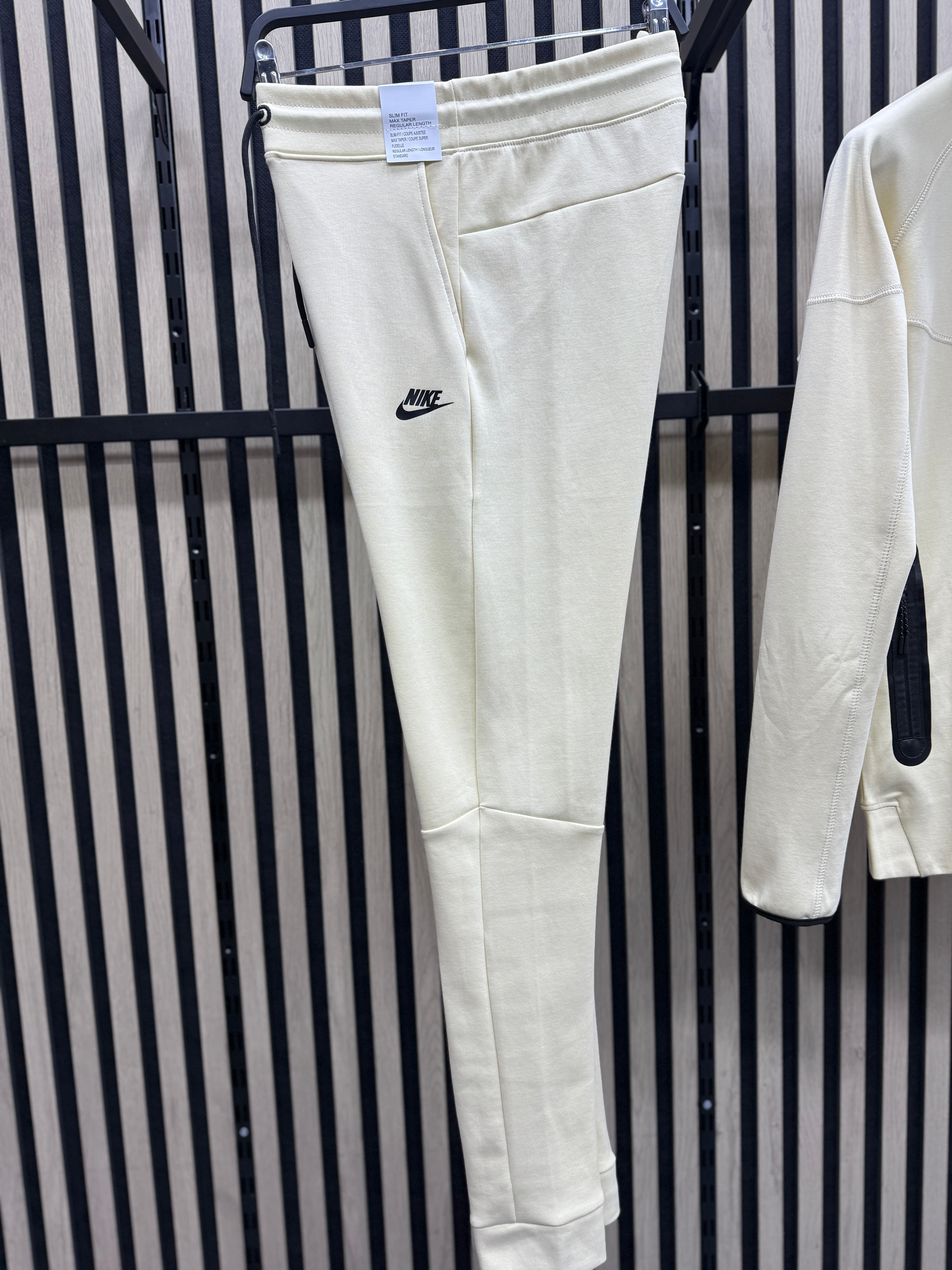 Chandal Nike Tech ( Crema )